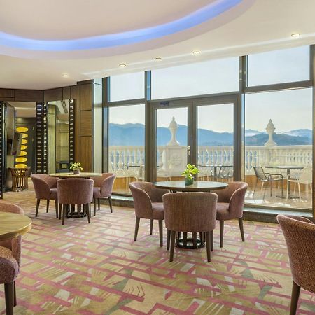 Sheraton Batumi Hotel Exteriör bild Club Lounge at the hotel
