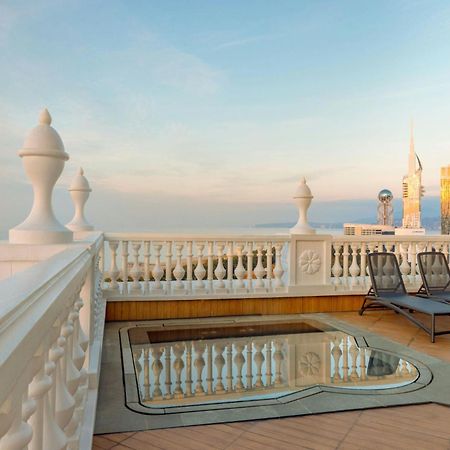 Sheraton Batumi Hotel Exteriör bild The rooftop pool at the Taj Mahal Palace
