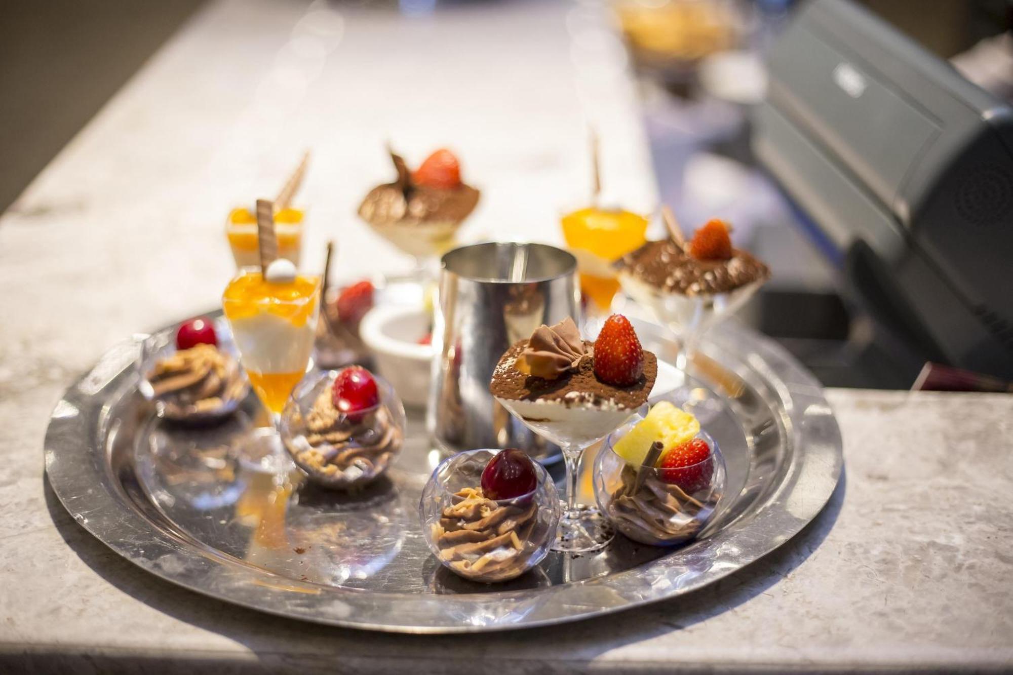 Sheraton Batumi Hotel Exteriör bild A selection of desserts