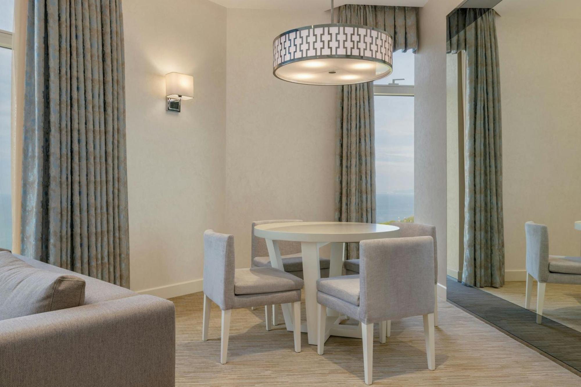 Sheraton Batumi Hotel Exteriör bild A dining room